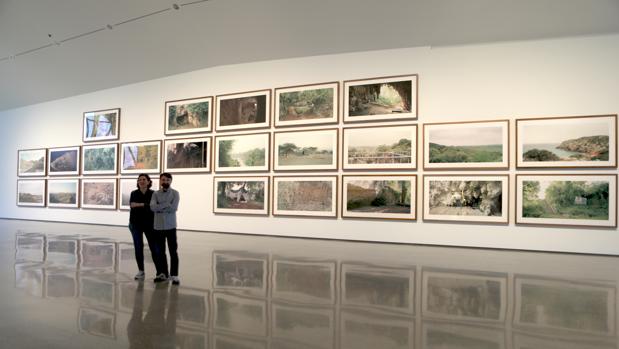 Los fotógrafos Bleda y Rosa ante las obras de «Origen», en la sala de la Fundación Cerezales